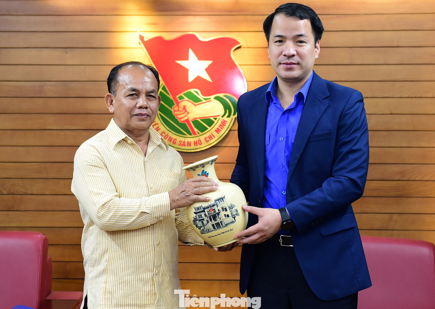 Bí thư T.Ư Đoàn Ngô Văn Cương tặng quà lưu niệm đại diện hai gia đình.