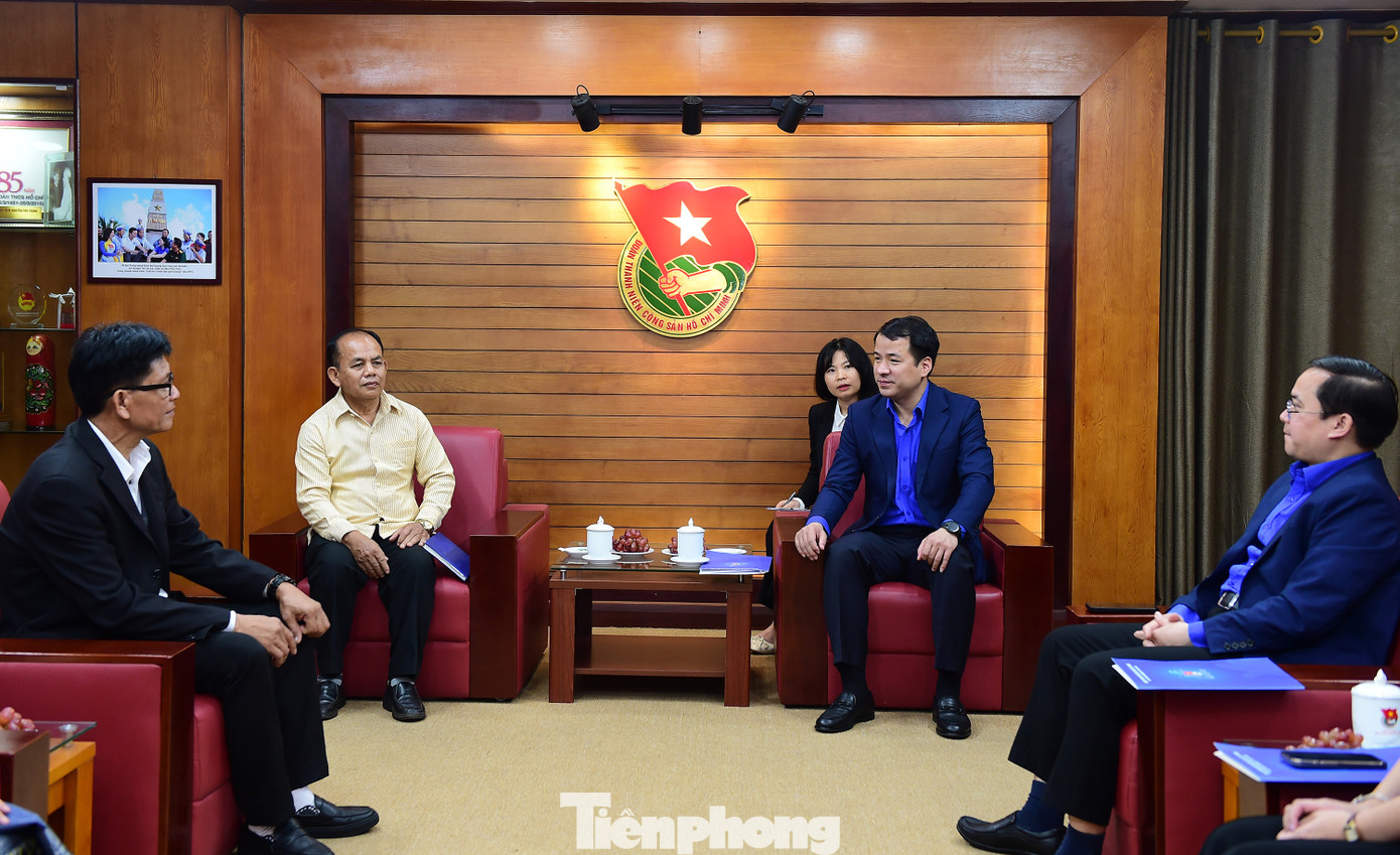 Bí thư T.Ư Đoàn Ngô Văn Cương tiếp xã giao hai gia đình cán bộ T.Ư Đoàn TNNDCM Lào. Ảnh: Xuân Tùng