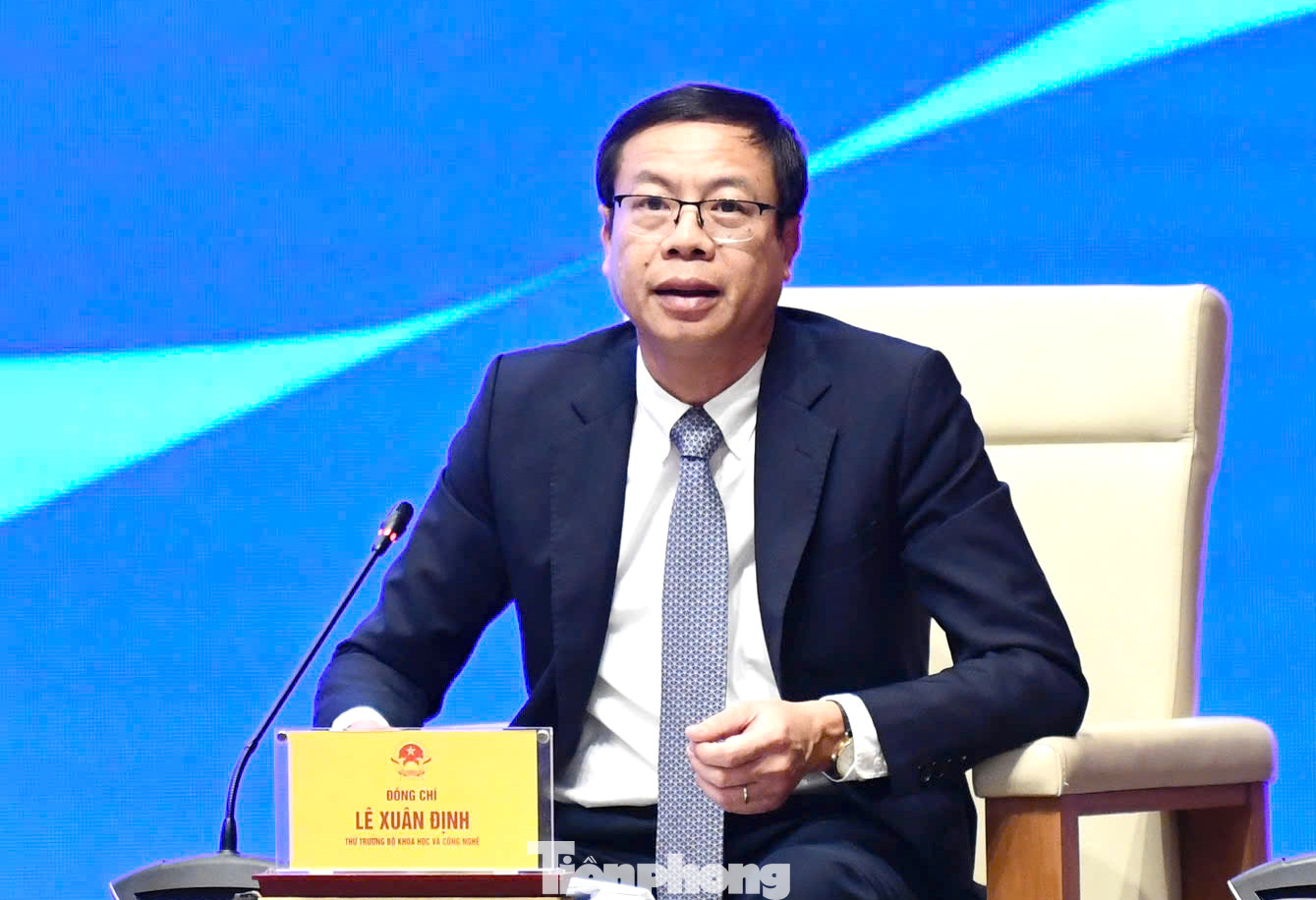 Thứ trưởng Bộ KH&amp;CN Lê Xuân Định trao đổi tại chương trình.