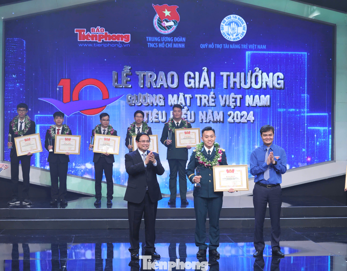 Thủ tướng Chính phủ Phạm Minh Chính và Bí thư thứ nhất Trung ương Đoàn Bùi Quang Huy tặng thưởng 10 Gương mặt trẻ Việt Nam tiêu biểu năm 2024.