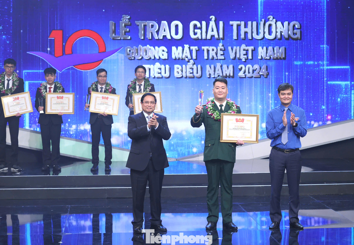 Thủ tướng Chính phủ Phạm Minh Chính và Bí thư thứ nhất Trung ương Đoàn Bùi Quang Huy tặng thưởng 10 Gương mặt trẻ Việt Nam tiêu biểu năm 2024.