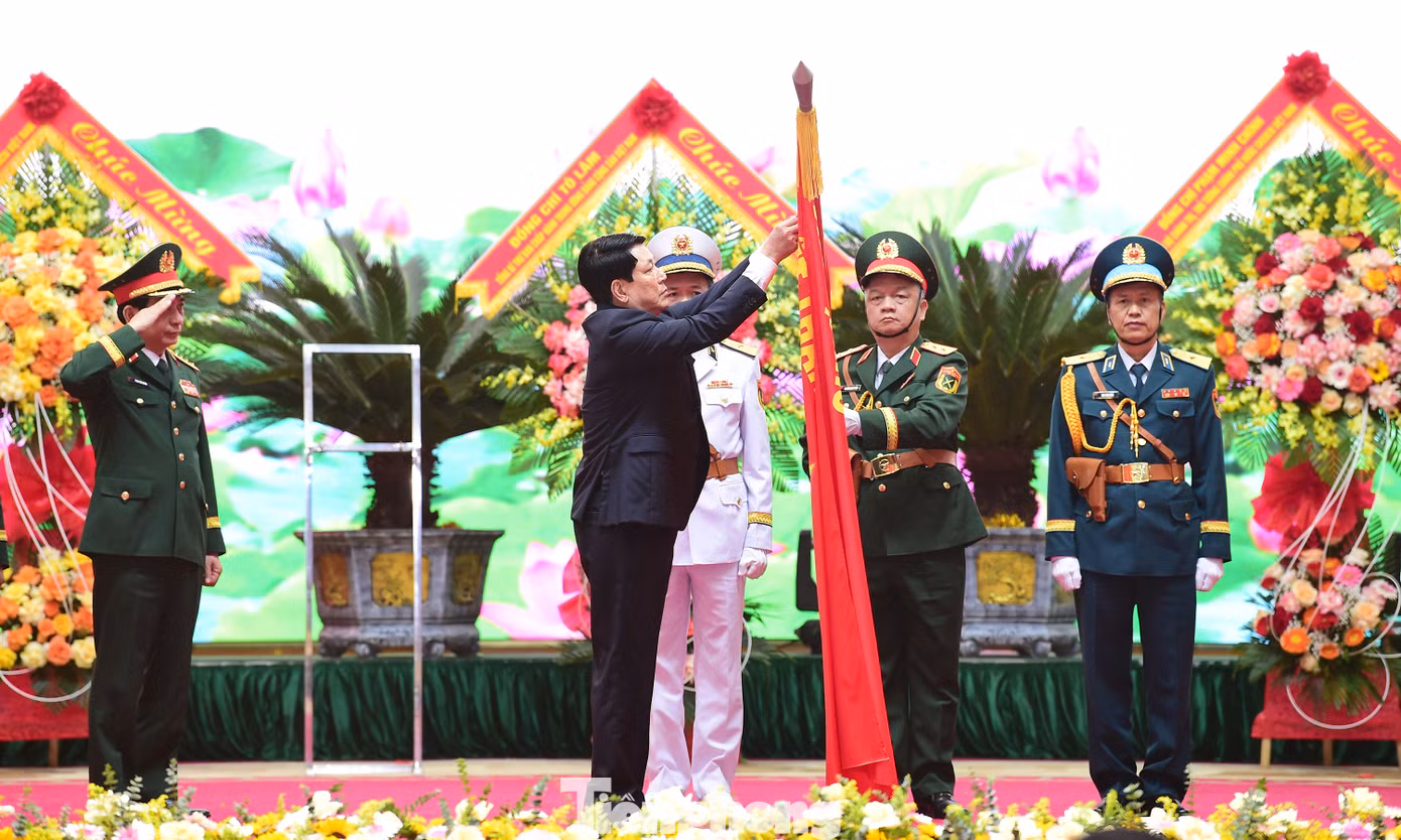 Chủ tịch nước Lương Cường gắn Huân chương Hồ Chí Minh lên cờ truyền thống của Dân quân tự vệ Việt Nam tại Lễ kỷ niệm 90 năm Ngày truyền thống Dân quân tự vệ. Ảnh: Xuân Tùng Chủ tịch nước Lương Cường gắn Huân chương Hồ Chí Minh lên cờ truyền thống của Dân quân tự vệ Việt Nam tại Lễ kỷ niệm 90 năm Ngày truyền thống Dân quân tự vệ. Ảnh: Xuân Tùng