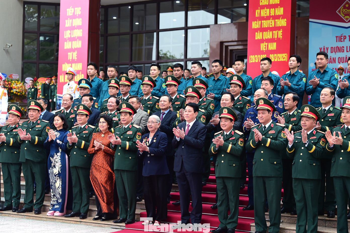 Chủ tịch nước Lương Cường và các đại biểu dự Lễ kỷ niệm 90 năm Ngày truyền thống Dân quân tự vệ. Ảnh: Xuân Tùng