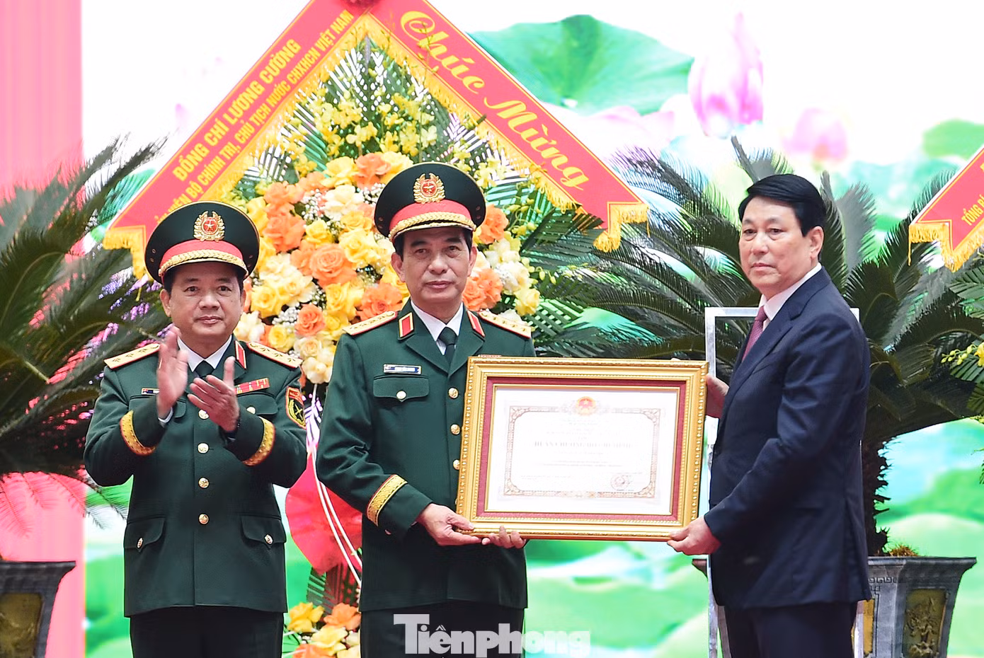 Chủ tịch nước Lương Cường gắn Huân chương Hồ Chí Minh lên cờ truyền thống của Dân quân tự vệ Việt Nam tại Lễ kỷ niệm 90 năm Ngày truyền thống Dân quân tự vệ. Ảnh: Xuân Tùng Chủ tịch nước Lương Cường gắn Huân chương Hồ Chí Minh lên cờ truyền thống của Dân quân tự vệ Việt Nam tại Lễ kỷ niệm 90 năm Ngày truyền thống Dân quân tự vệ. Ảnh: Xuân Tùng