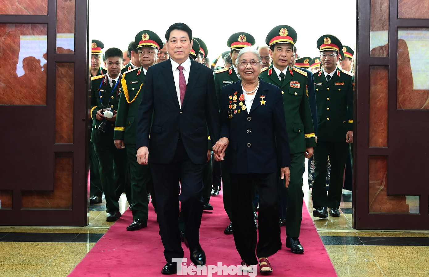 Chủ tịch nước Lương Cường và các đại biểu dự Lễ kỷ niệm 90 năm Ngày truyền thống Dân quân tự vệ. Ảnh: Xuân Tùng