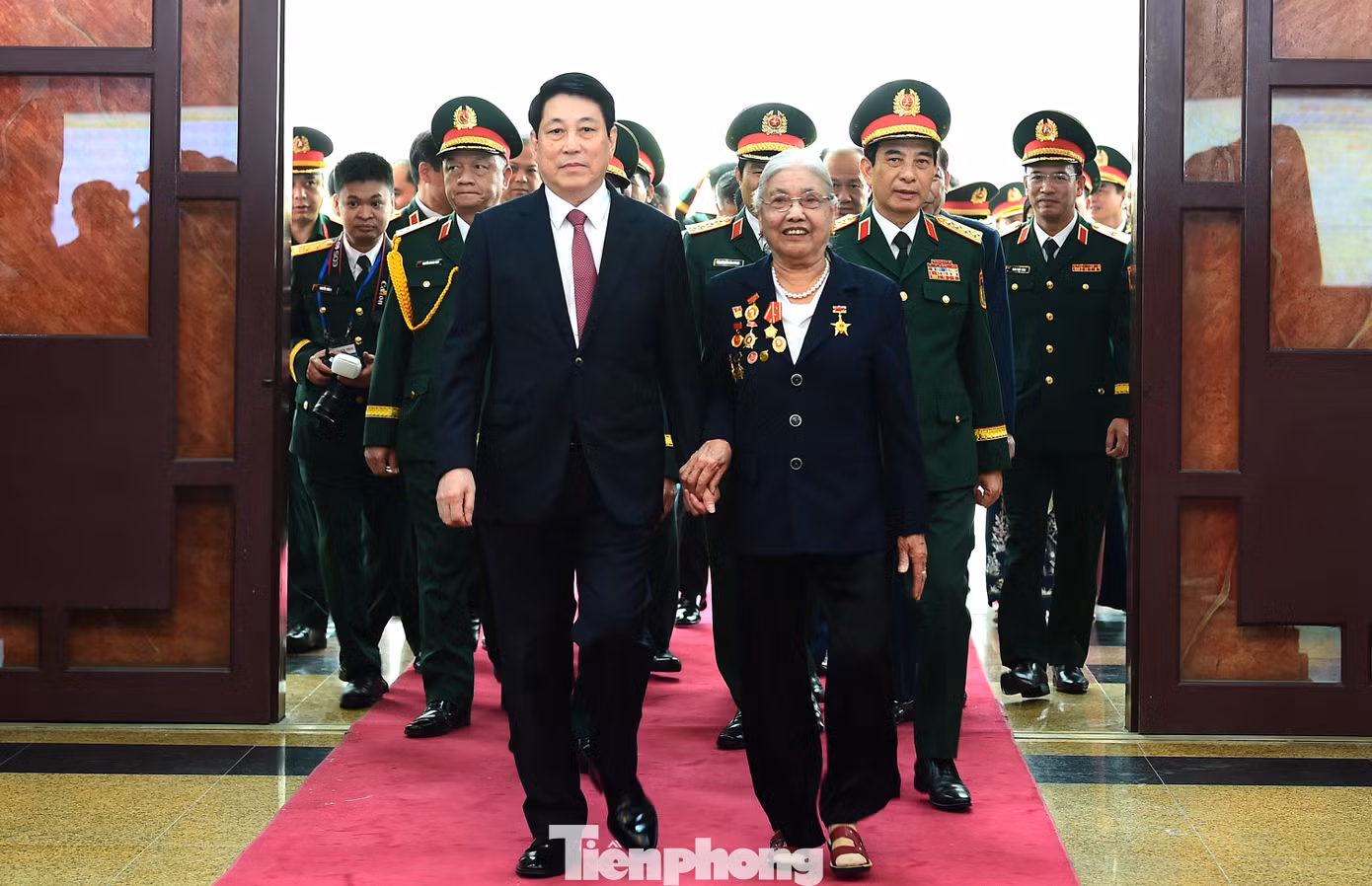 Chủ tịch nước Lương Cường và các đại biểu dự Lễ kỷ niệm 90 năm Ngày truyền thống Dân quân tự vệ. Ảnh: Xuân Tùng Chủ tịch nước Lương Cường và các đại biểu dự Lễ kỷ niệm 90 năm Ngày truyền thống Dân quân tự vệ. Ảnh: Xuân Tùng