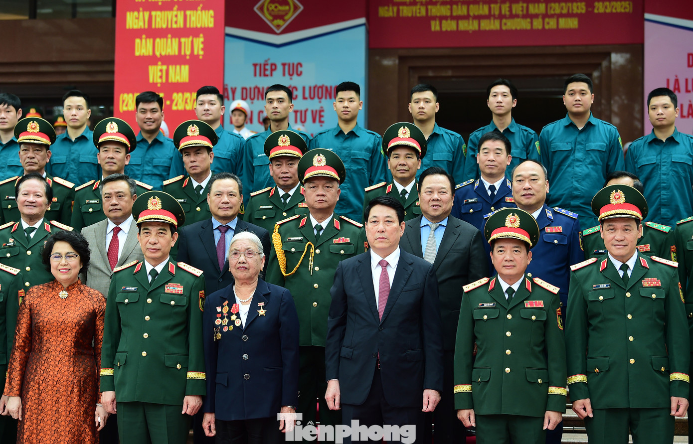 Chủ tịch nước Lương Cường và các đại biểu dự Lễ kỷ niệm 90 năm Ngày truyền thống Dân quân tự vệ. Ảnh: Xuân Tùng