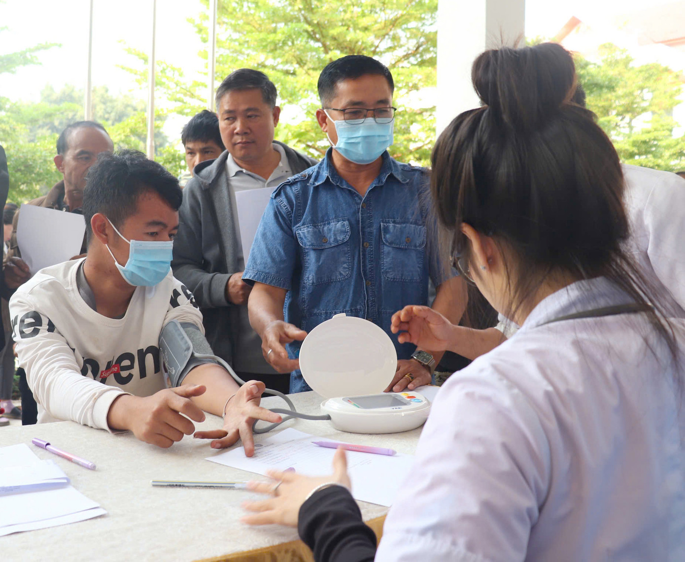 Các thầy thuốc trẻ Việt Nam khám bệnh, tư vấn chăm sóc sức khoẻ cho người dân tại chương trình. Ảnh: BTC