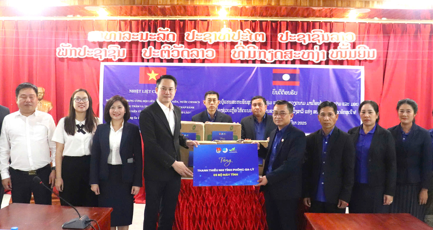 Nhiều phần quà ý nghĩa đã được đoàn công tác T.Ư Hội LHTN Việt Nam trao tặng thông qua Tỉnh Đoàn Phongsaly. Ảnh: BTC