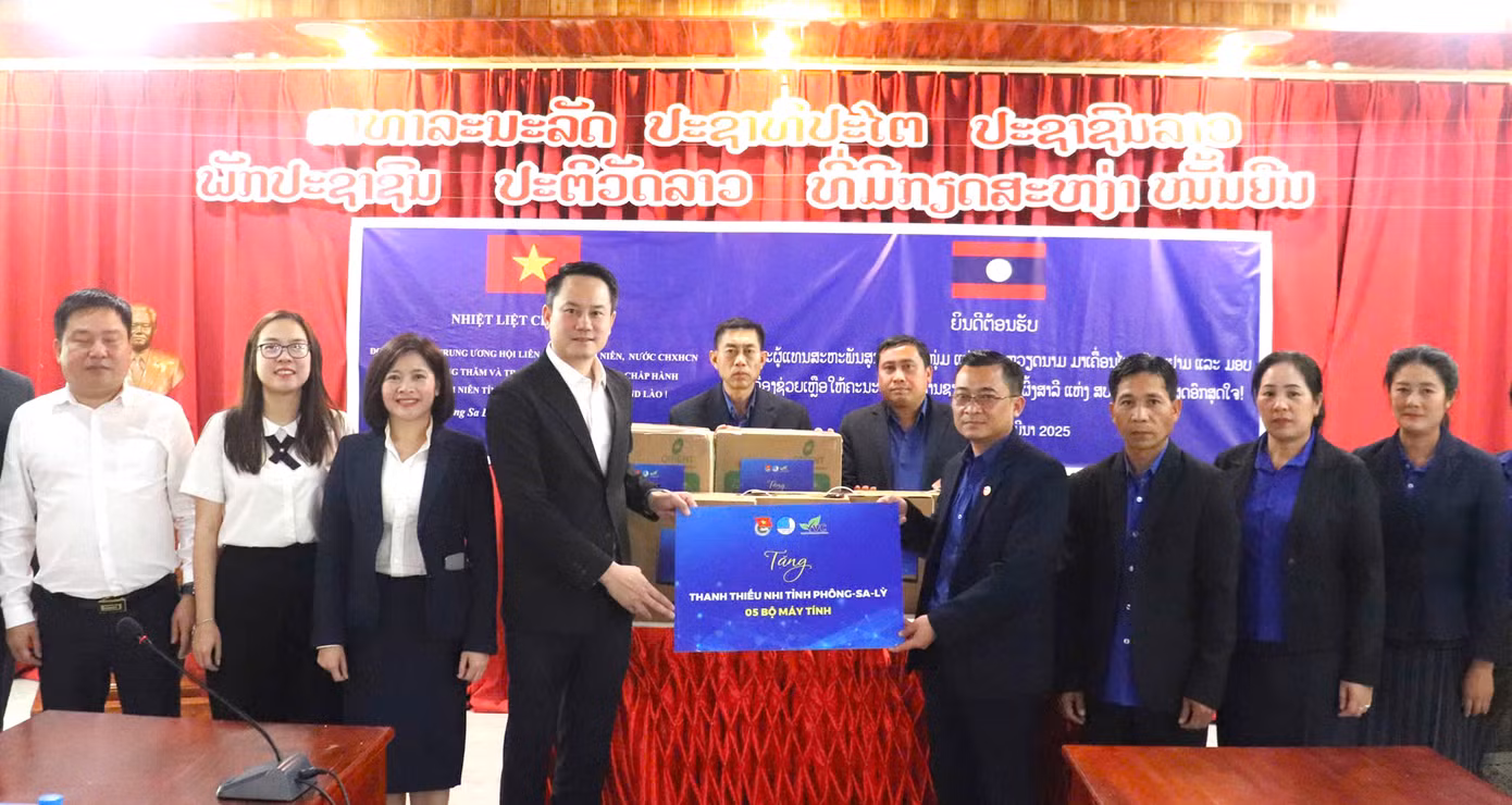Nhiều phần quà ý nghĩa đã được đoàn công tác T.Ư Hội LHTN Việt Nam trao tặng thông qua Tỉnh Đoàn Phongsaly. Ảnh: BTC
