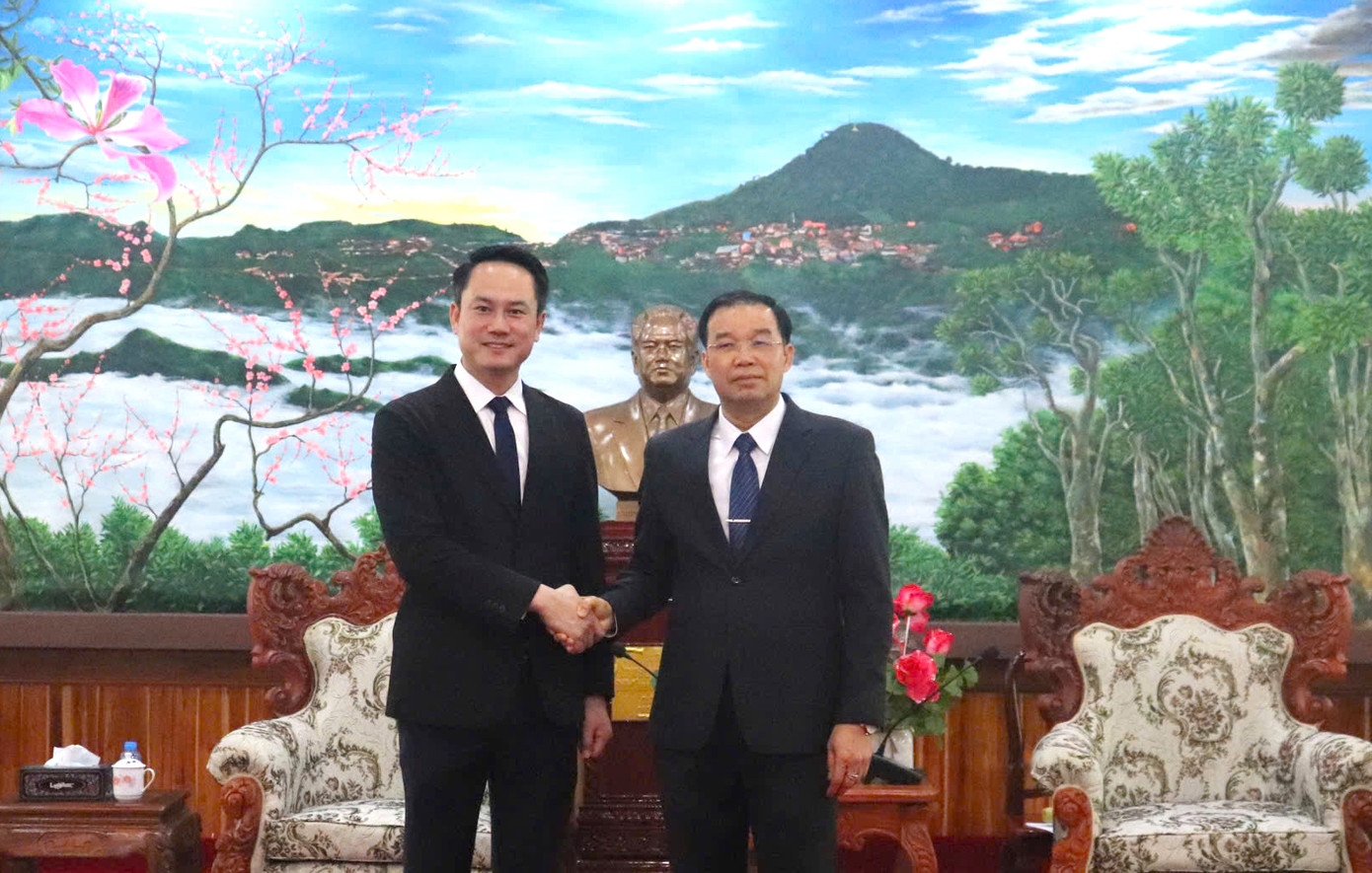 Phó Chủ tịch thường trực T.Ư Hội LHTN Việt Nam Nguyễn Kim Quy và Bí thư Tỉnh ủy, Tỉnh trưởng tỉnh Phongsaly Khăm phỏi Văn-nạ-sản tại buổi chào xã giao. Ảnh: BTC