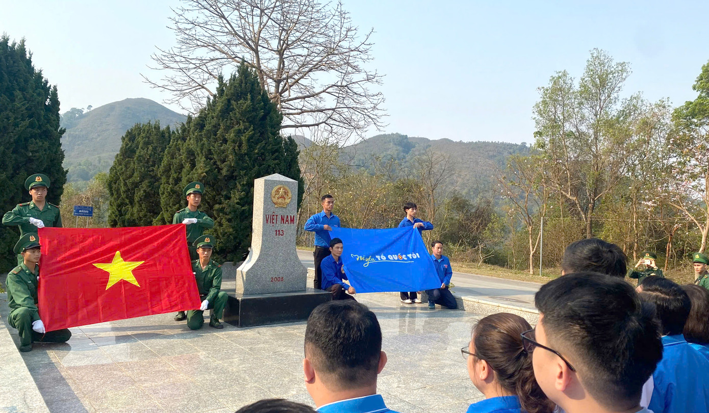 Đoàn công tác T.Ư Hội LHTN Việt Nam cùng đoàn viên, thanh niên, cán bộ chiến sĩ bộ đội biên phòng và nhân dân Điện Biên tham dự lễ chào cờ "Tôi yêu Tổ quốc tôi". Ảnh: BTC