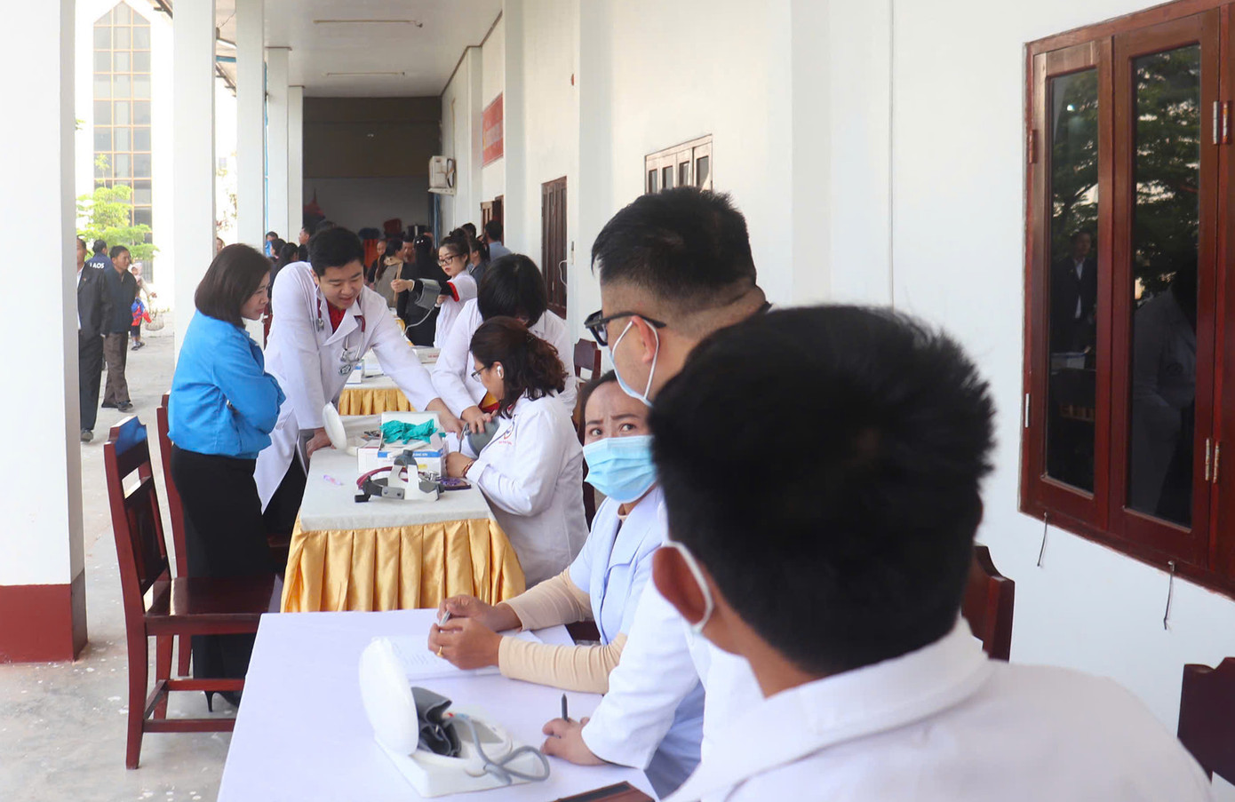 Các thầy thuốc trẻ Việt Nam khám bệnh, tư vấn chăm sóc sức khoẻ cho người dân tại chương trình. Ảnh: BTC