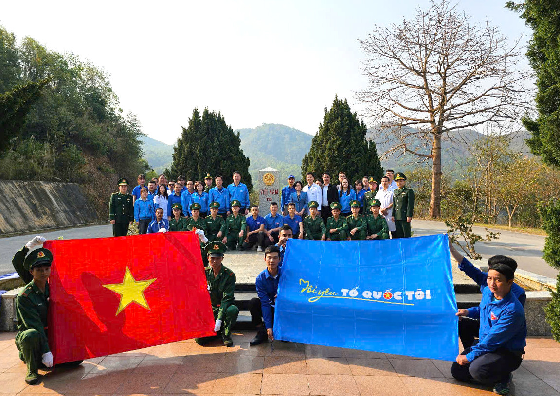 Đoàn công tác T.Ư Hội LHTN Việt Nam cùng đoàn viên, thanh niên, cán bộ chiến sĩ bộ đội biên phòng và nhân dân Điện Biên tham dự lễ chào cờ "Tôi yêu Tổ quốc tôi". Ảnh: BTC