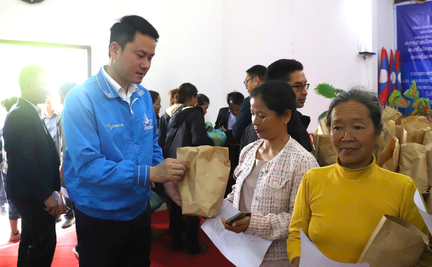 Anh Nguyễn Kim Quy trao quà tặng người dân tham dự chương trình. Ảnh: BTC