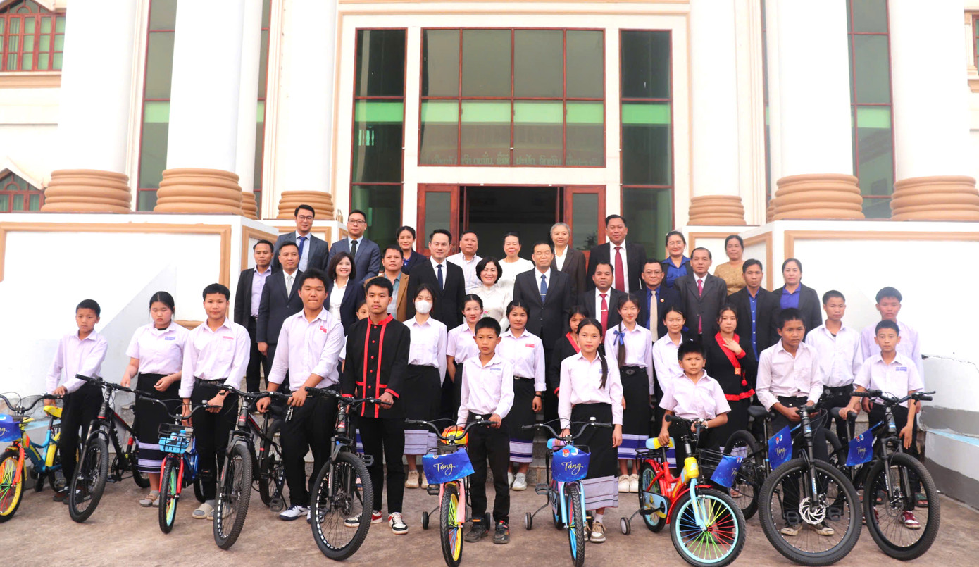 Đoàn công tác trao tặng học bổng, xe đạp cho thanh thiếu nhi. Ảnh: BTC