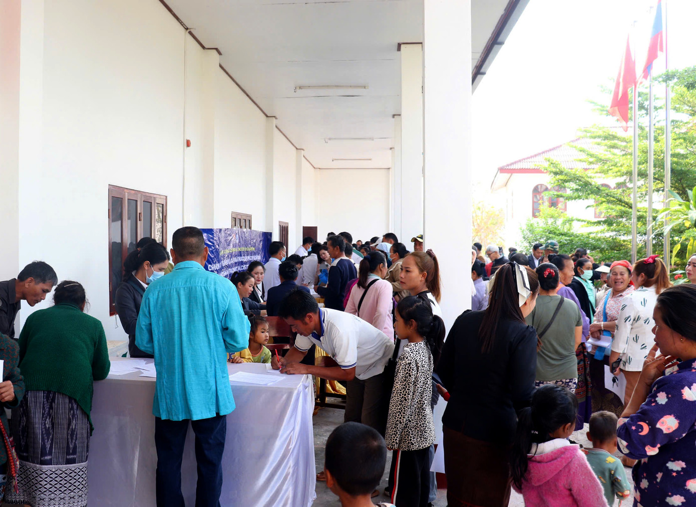 Các thầy thuốc trẻ Việt Nam khám bệnh, tư vấn chăm sóc sức khoẻ cho người dân tại chương trình. Ảnh: BTC