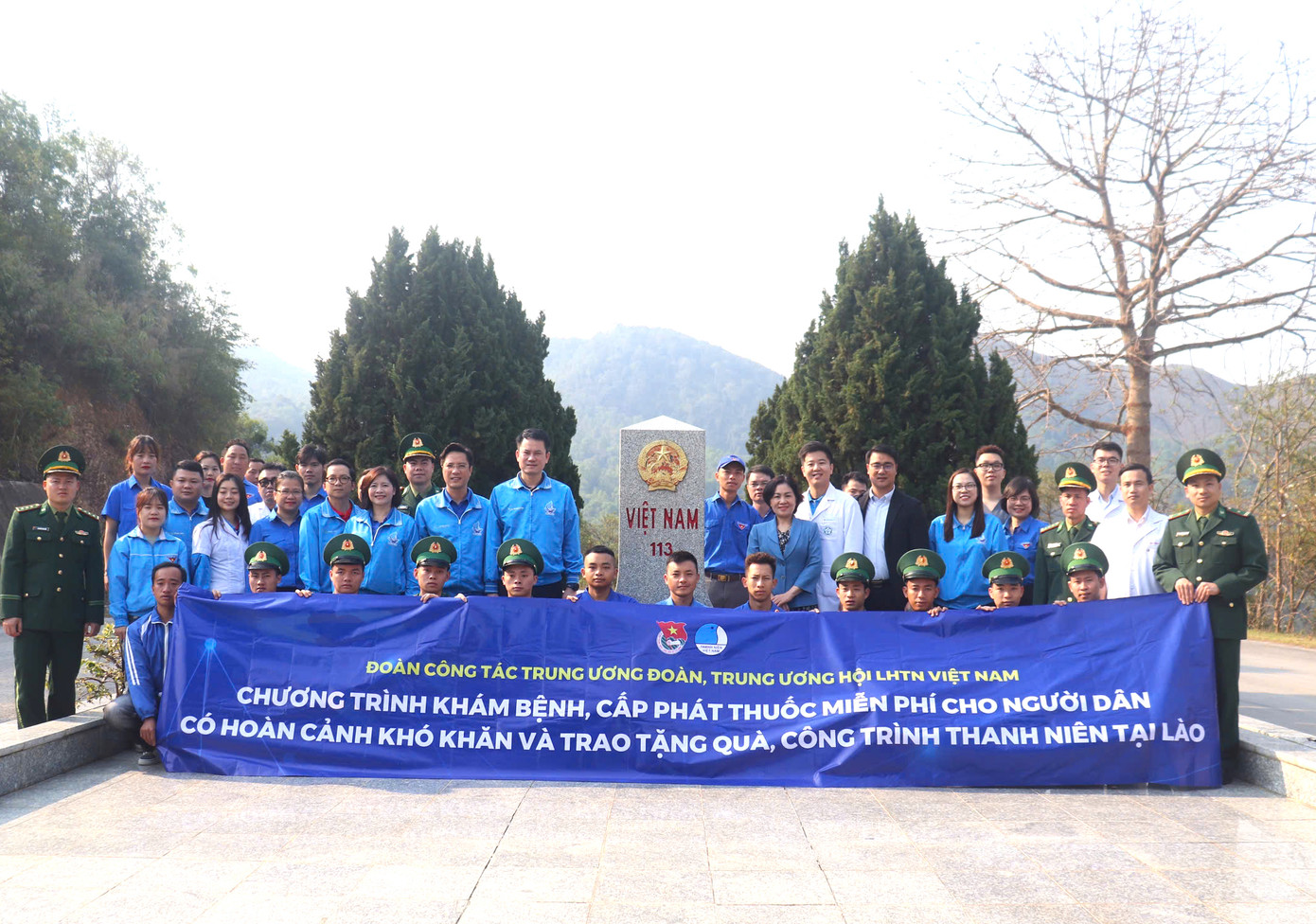 Đoàn công tác T.Ư Hội LHTN Việt Nam cùng đoàn viên, thanh niên, cán bộ chiến sĩ bộ đội biên phòng và nhân dân Điện Biên tham dự lễ chào cờ "Tôi yêu Tổ quốc tôi". Ảnh: BTC