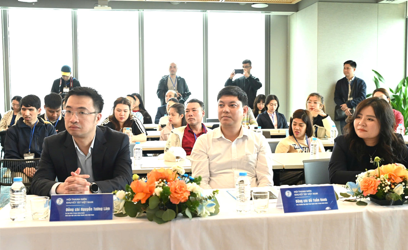 Anh Nguyễn Tường Lâm - Bí thư T.Ư Đoàn, Chủ tịch T.Ư Hội LHTN Việt Nam cùng các đại biểu dự chương trình.