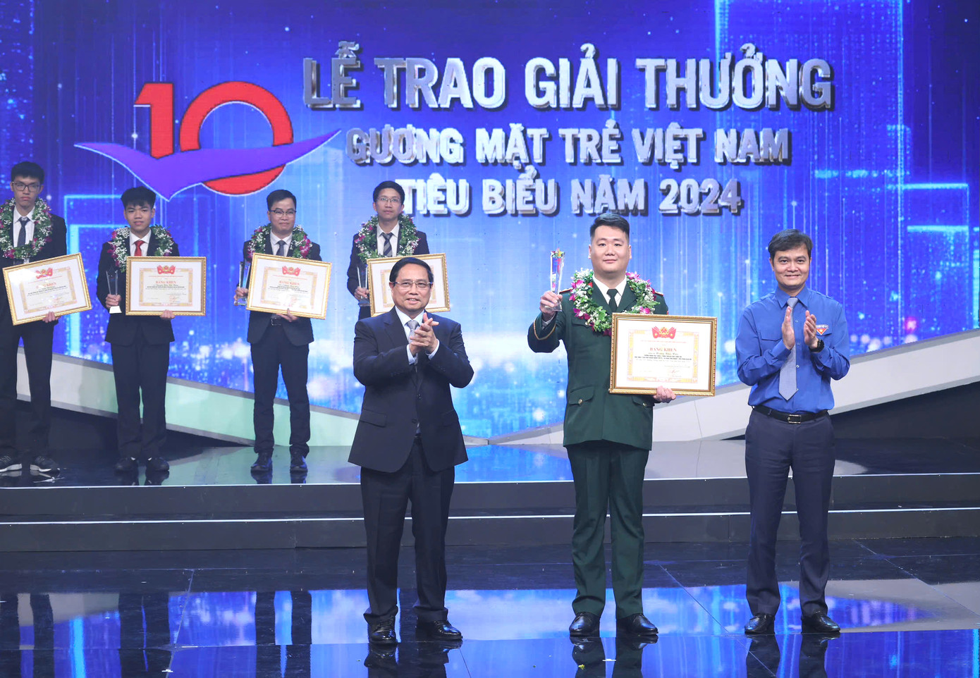 Thủ tướng Chính phủ Phạm Minh Chính và Bí thư thứ nhất Trung ương Đoàn Bùi Quang Huy tặng thưởng 10 Gương mặt trẻ Việt Nam tiêu biểu năm 2024.