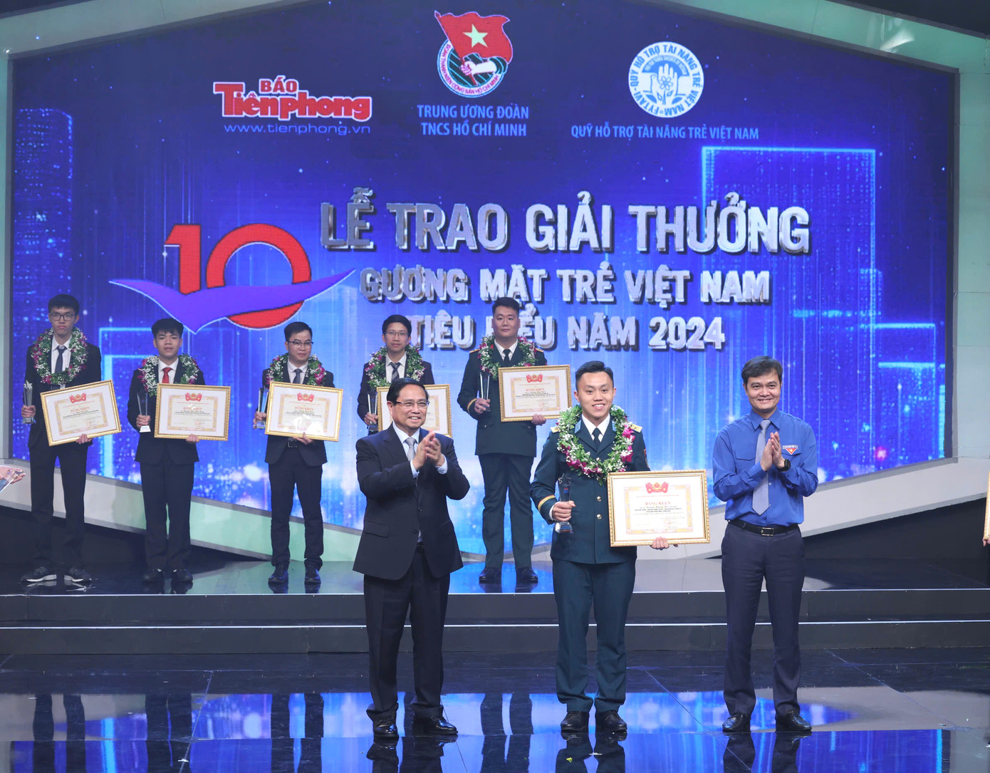 Thủ tướng Chính phủ Phạm Minh Chính và Bí thư thứ nhất Trung ương Đoàn Bùi Quang Huy tặng thưởng 10 Gương mặt trẻ Việt Nam tiêu biểu năm 2024.