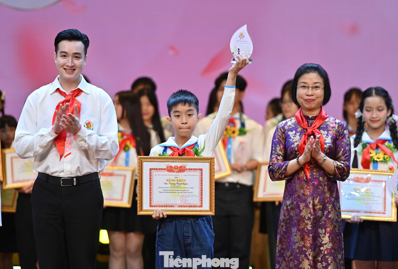 Phó Trưởng Đoàn đại biểu Quốc hội chuyên trách Thành phố Hà Nội Phạm Thị Thanh Mai và Phó Bí thư Thành Đoàn, Chủ tịch Hội đồng Đội thành phố Hà Nội Đào Đức Việt trao khen thưởng tới các em thiếu nhi. Phó Trưởng Đoàn đại biểu Quốc hội chuyên trách Thành phố Hà Nội Phạm Thị Thanh Mai và Phó Bí thư Thành Đoàn, Chủ tịch Hội đồng Đội thành phố Hà Nội Đào Đức Việt trao khen thưởng tới các em thiếu nhi.