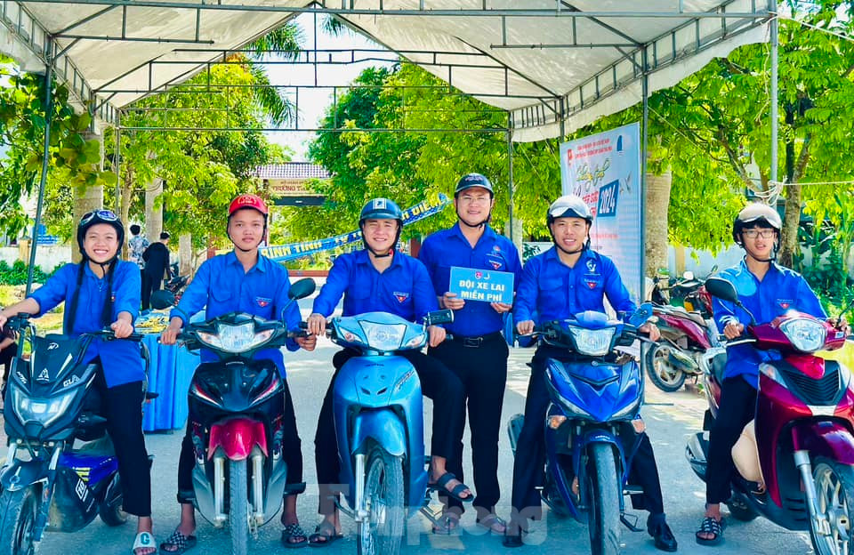 Chương trình Tiếp sức mùa thi 2025 diễn ra nhiều hoạt động hỗ trợ, đồng hành cùng thí sinh. (Trong ảnh, tình nguyện viên tham gia hoạt động hỗ trợ thí sinh năm 2024). Ảnh: PVTP