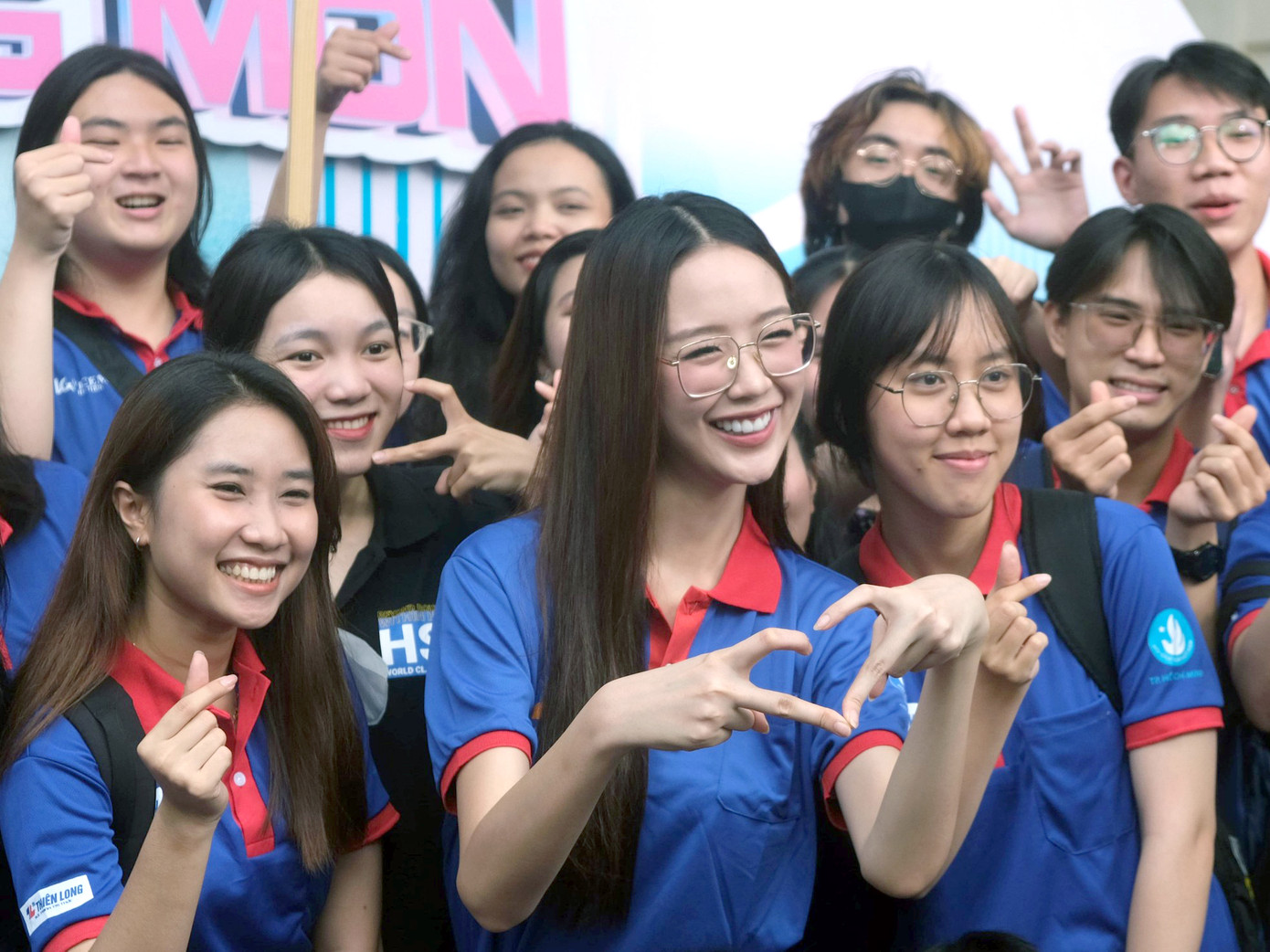 Chương trình Tiếp sức mùa thi 2025 diễn ra nhiều hoạt động hỗ trợ, đồng hành cùng thí sinh. (Trong ảnh, tình nguyện viên tham gia hoạt động hỗ trợ thí sinh năm 2024). Ảnh: PVTP