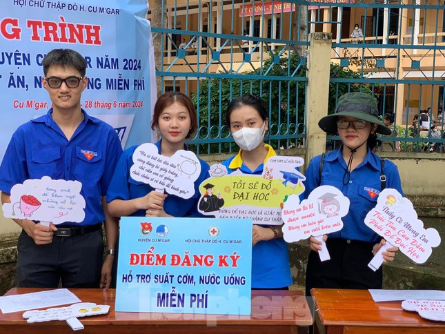 Chương trình Tiếp sức mùa thi 2025 diễn ra nhiều hoạt động hỗ trợ, đồng hành cùng thí sinh. (Trong ảnh, tình nguyện viên tham gia hoạt động hỗ trợ thí sinh năm 2024). Ảnh: PVTP