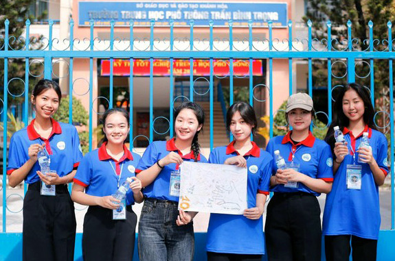 Chương trình Tiếp sức mùa thi 2025 diễn ra nhiều hoạt động hỗ trợ, đồng hành cùng thí sinh. (Trong ảnh, tình nguyện viên tham gia hoạt động hỗ trợ thí sinh năm 2024). Ảnh: PVTP