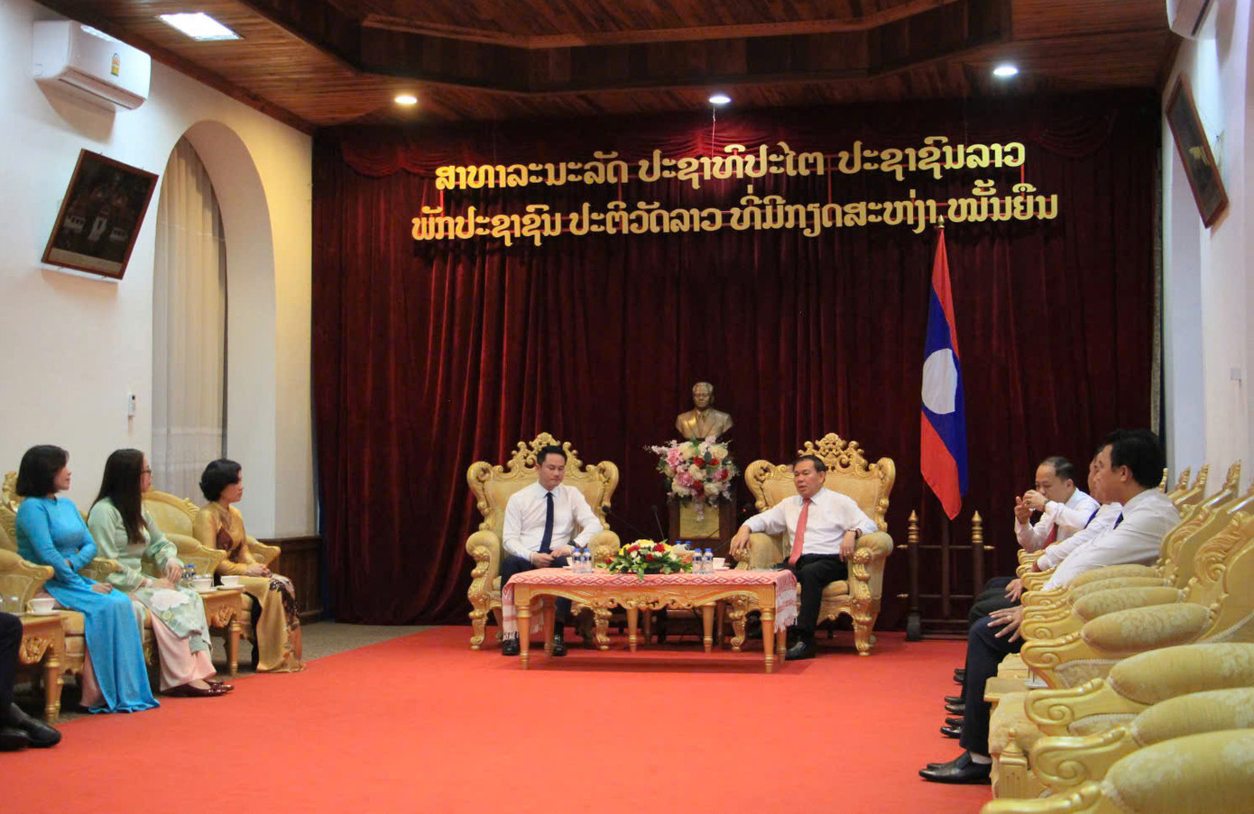 Đoàn đại biểu đã đến chào xã giao lãnh đạo Tỉnh ủy Luang Prabang. Ảnh: BTC