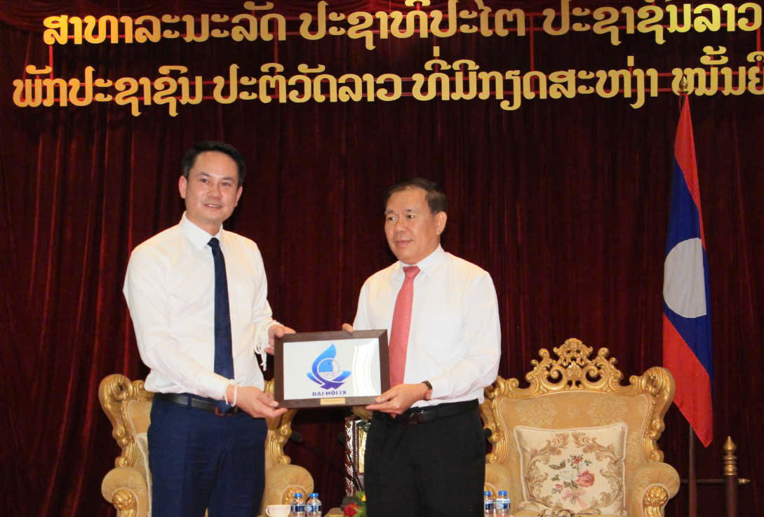 Anh Nguyễn Kim Quy tặng quà lưu niệm ông Sukan Bunnhong - Phó Bí thư thường trực Tỉnh ủy Luang Prabang. Ảnh: BTC