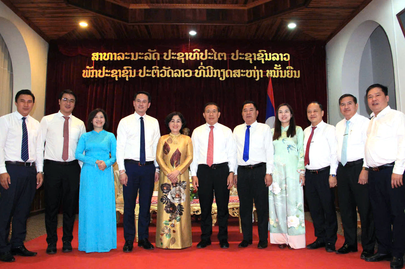 Các đại biểu chụp ảnh lưu niệm. Ảnh: BTC