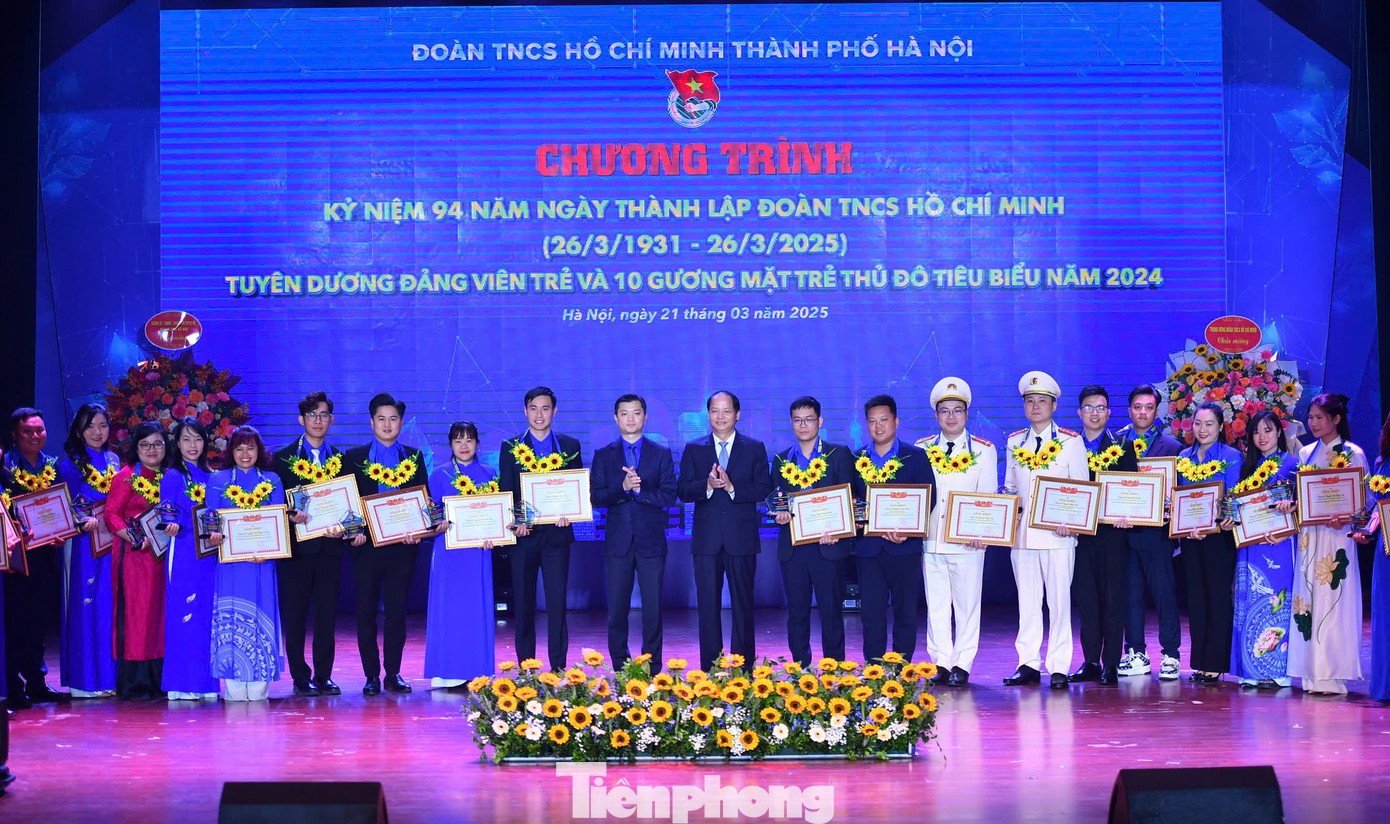 Cũng tại chương trình, Đoàn TNCS Hồ Chí Minh Thành phố Hà Nội tổ chức tuyên dương 91 Gương Đảng viên trẻ Thủ đô tiêu biểu năm 2024.