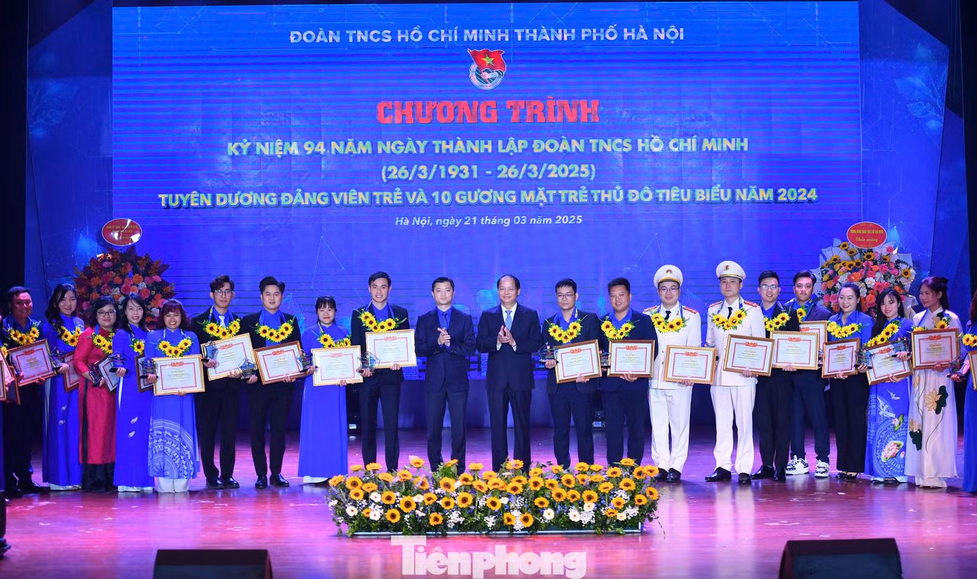Cũng tại chương trình, Đoàn TNCS Hồ Chí Minh Thành phố Hà Nội tổ chức tuyên dương 91 Gương Đảng viên trẻ Thủ đô tiêu biểu năm 2024.
