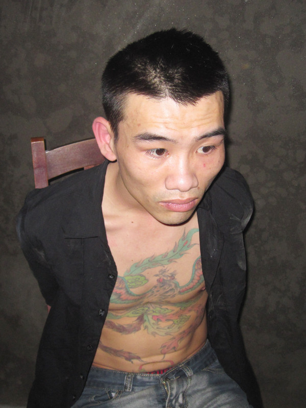 Đối tượng Kiên với hình xăm trổ rồng phượng trên cơ thể. Đối tượng Kiên với hình xăm trổ rồng phượng trên cơ thể