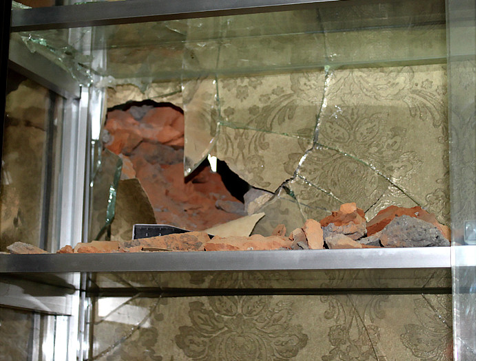 Lỗ thủng sau vụ nổ