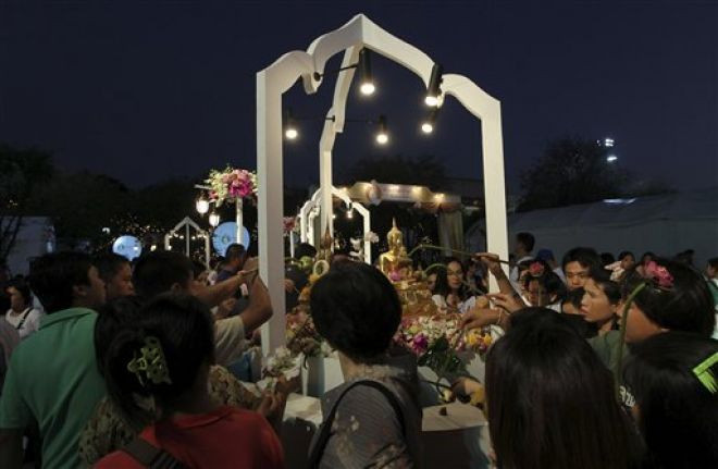 Người dân thủ đô Bangkok, Thái Lan đón chào năm mới. Ảnh: Foxnews