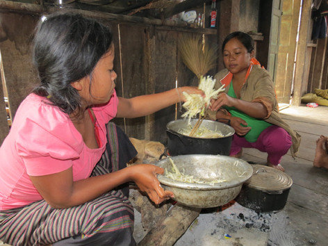 Người A Rem thường phải ăn rau rừng trong thiên tai và mùa giáp hạt