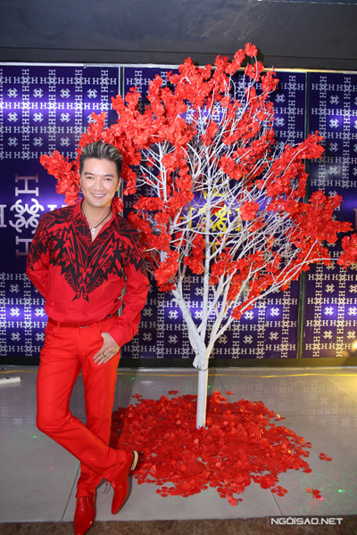 Mr. Đàm đỏ rực thắm thiết hôn Vũ Hà ảnh 1