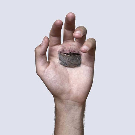 Rùng mình bóc da, xuyên kim chỉ qua tay vì nghệ thuật ảnh 6