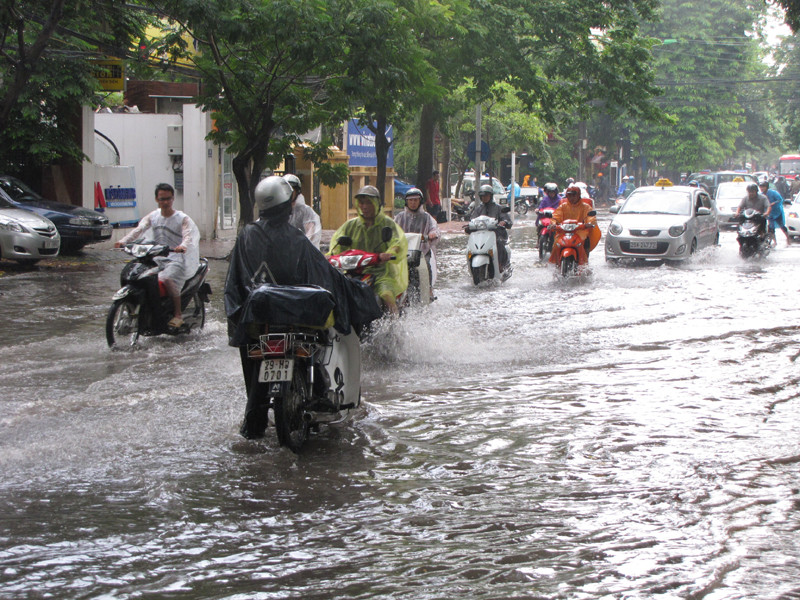 Xe chết máy trên đường Nguyễn Du. Ảnh: Trường Phong