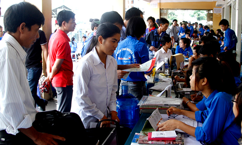 Ở khu tư vấn, hoạt động giúp đỡ sĩ tử và người nhà diễn ra nhộn nhịp