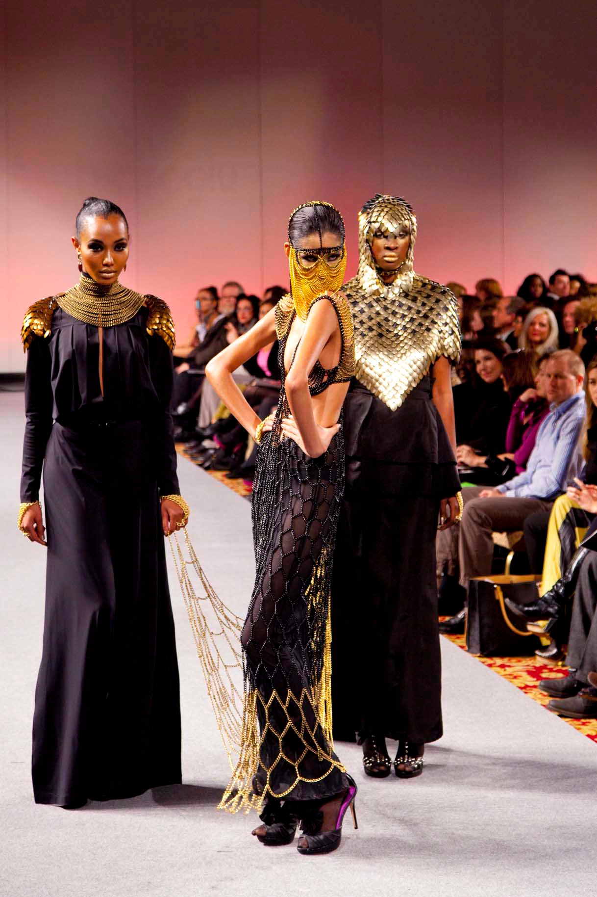 Hoàng Thùy (giữa) là tâm điểm trong show diễn của NTK Laurel DeWitt