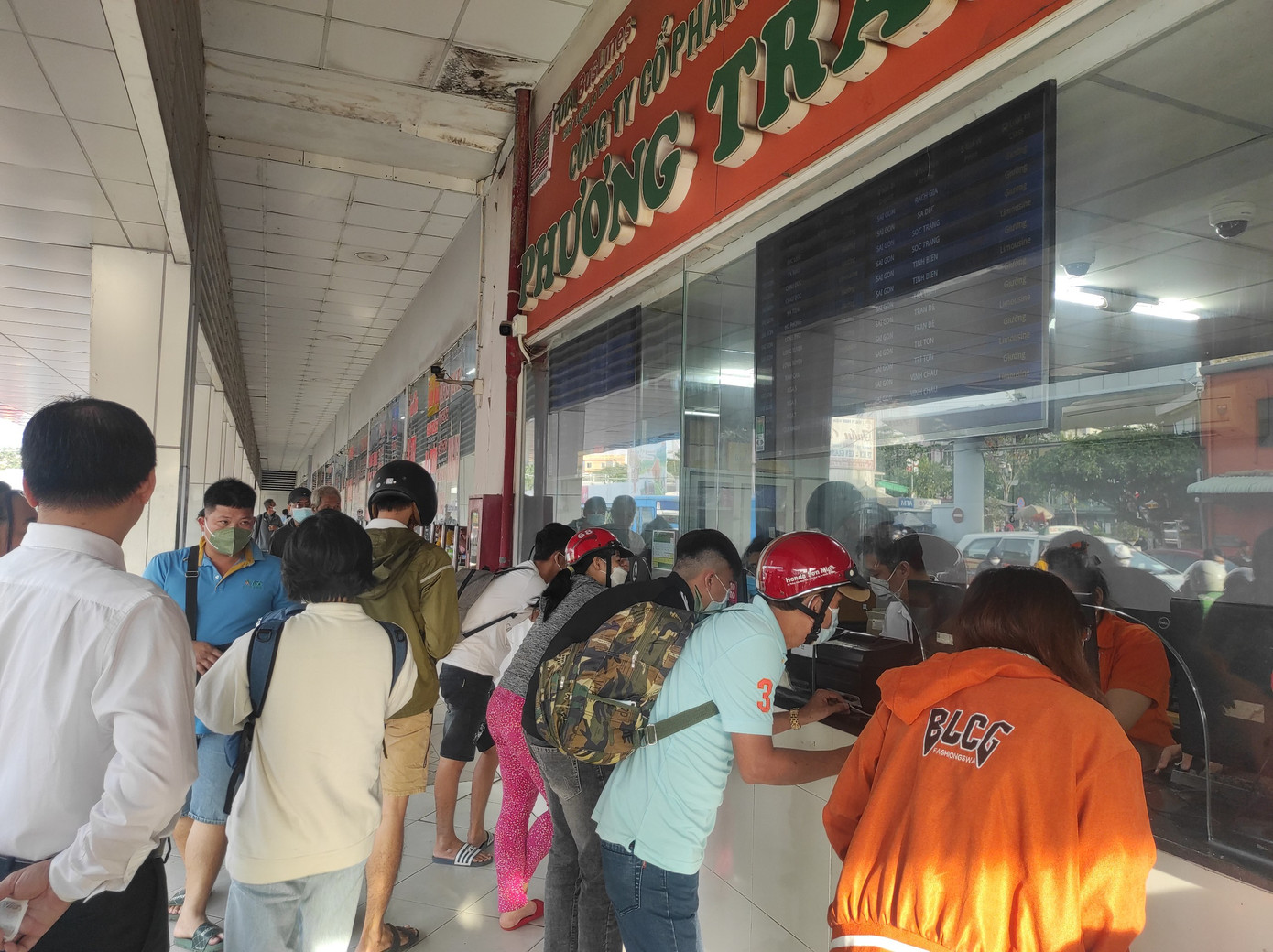 Hành khách đến bến xe Miền Tây (quận Bình Tân) vào chiều 31/12.