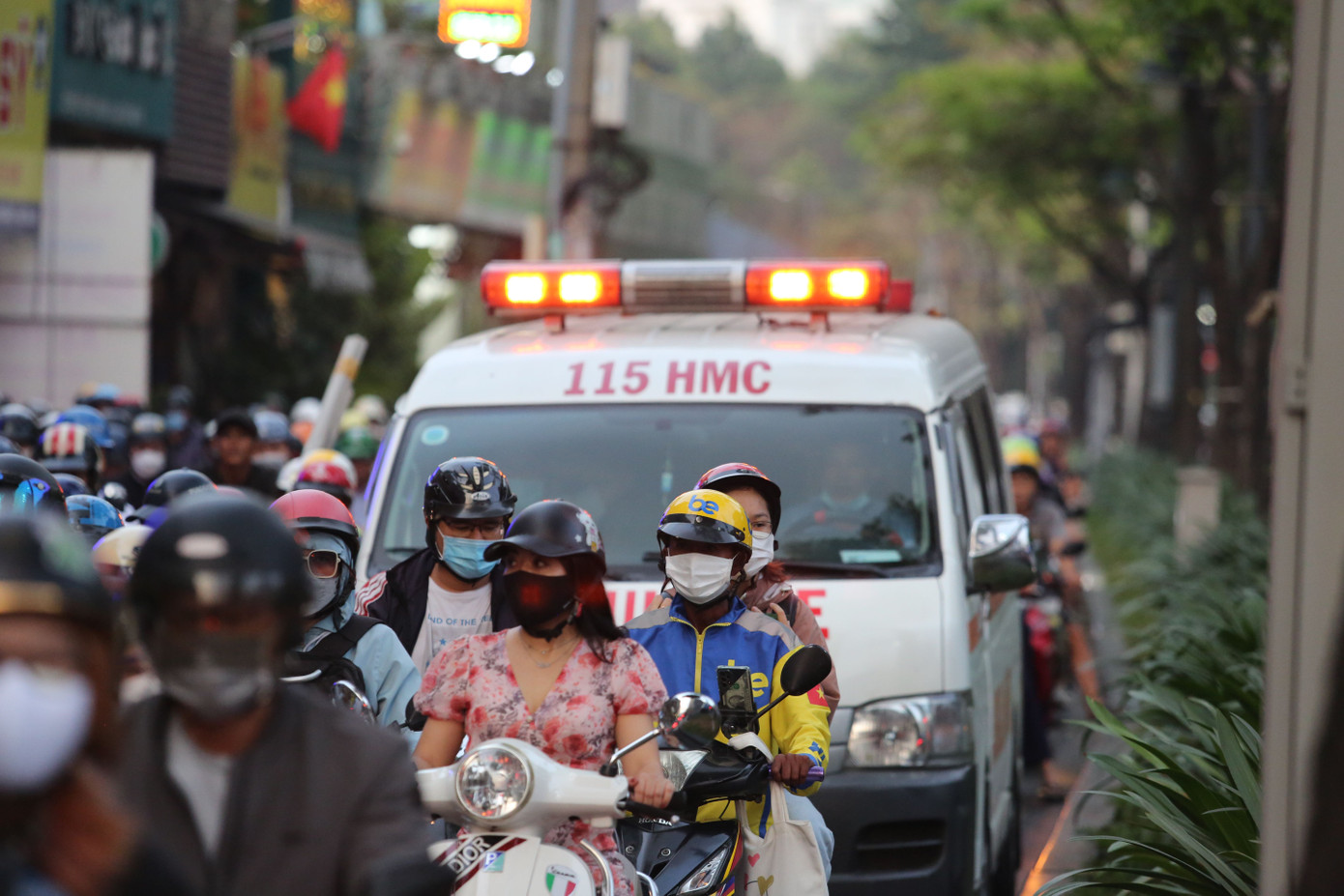 Xe cấp cứu bị kẹt ở giữa dòng phương tiện.