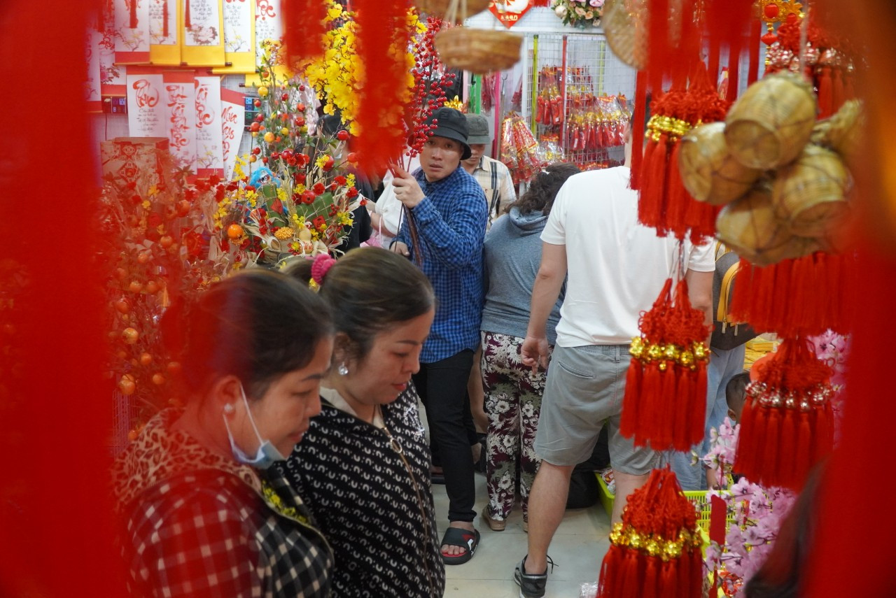 Con phố đông đúc nhộn nhịp với cảnh người mua kẻ bán tấp nập.