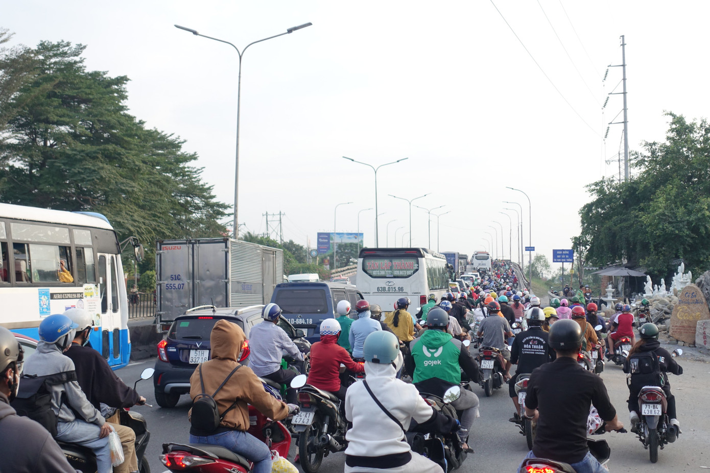 Quốc lộ 1 (từ cầu Bình Điền đến điểm giao quốc lộ 1 – Nguyễn Hữu Trí, huyện Bình Chánh) xảy ra ùn ứ.
