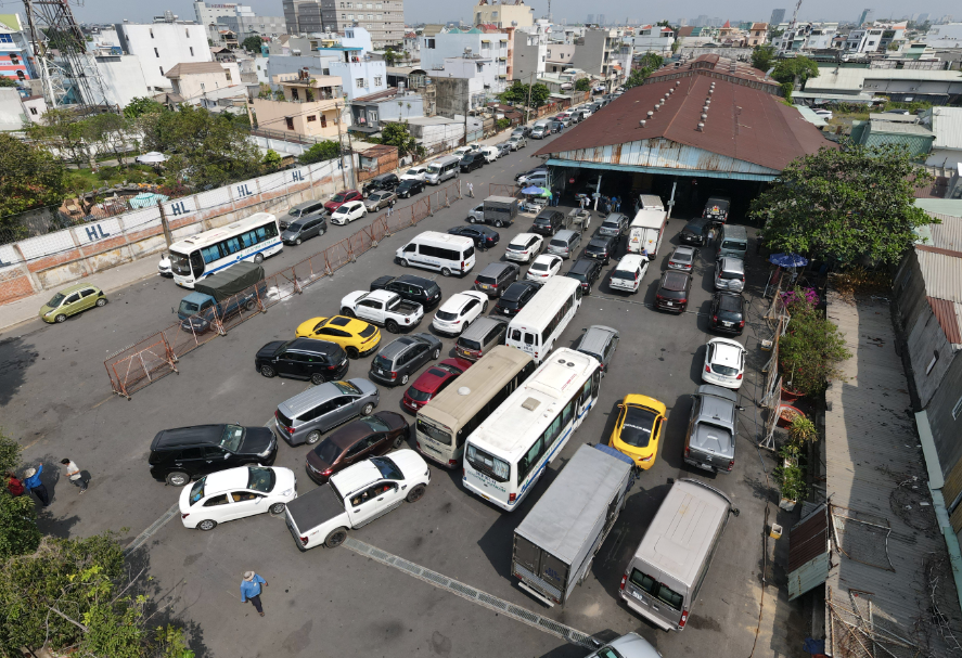 Dòng phương tiện xếp hàng chờ kiểm định tại trung tâm đăng kiểm 50-03S tại (TP Thủ Đức).