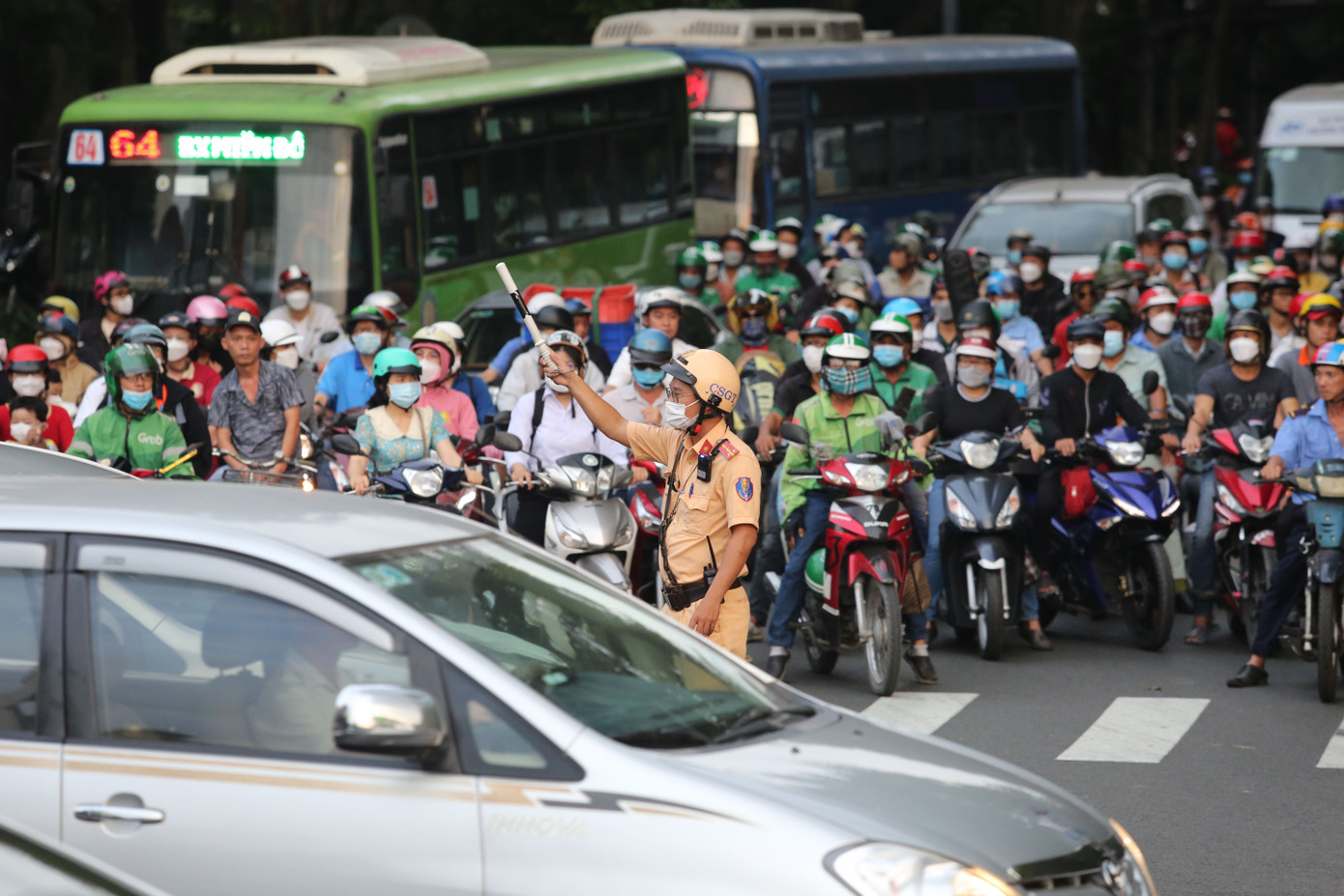 Lực lượng CSGT điều tiết giao thông ở khu vực sân bay.